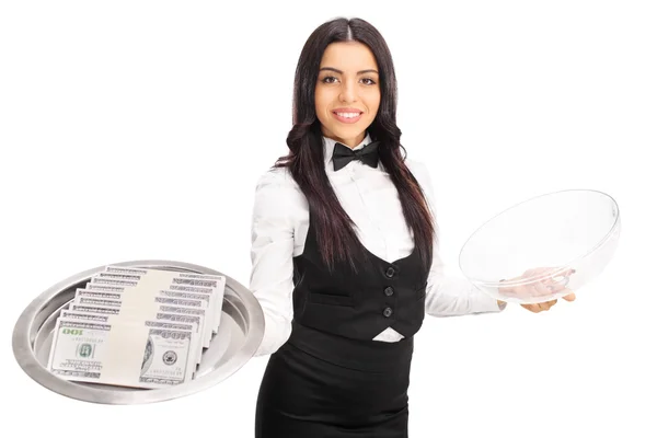 Kvinnliga servitrisen innehar en bricka med pengar — Stockfoto