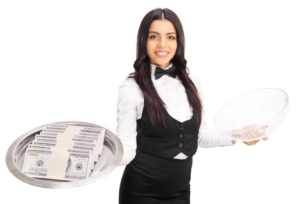 Garçonete feminina segurando uma bandeja com dinheiro — Fotografia de Stock