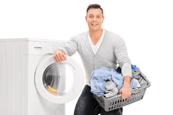 Conteúdo jovem fazendo lavanderia — Fotografia de Stock