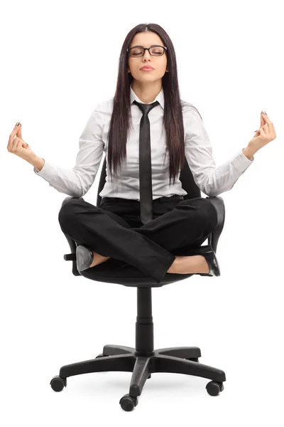 Empresária meditando sentada em uma cadeira — Fotografia de Stock