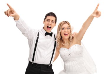 Neşeli gelin ve damat birlikte şarkı 