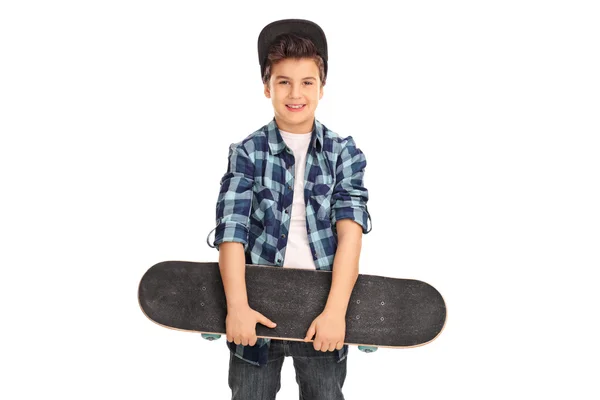 Klein kind houden een skateboard — Stockfoto