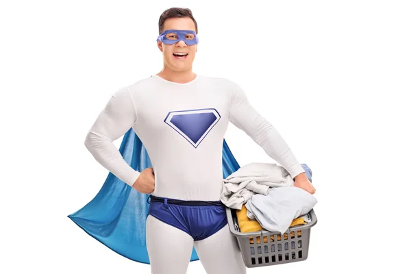 Superhjälte innehar en tvättkorg — Stockfoto