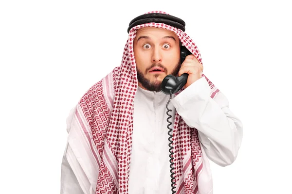 Terkejut Arab memegang speaker telepon — Stok Foto