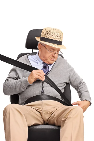 Старший джентльмен, який кріпив ремінь безпеки — стокове фото