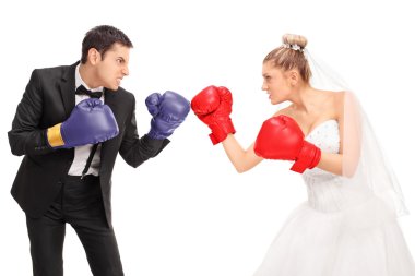 Gelin ve damat birbirleriyle mücadele 