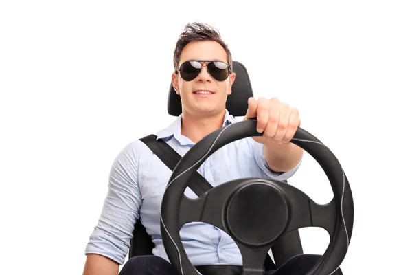 Homem segurando um volante de condução — Fotografia de Stock