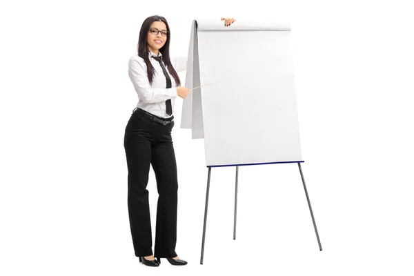 Empresaria señalando en un tablero de presentación — Foto de Stock