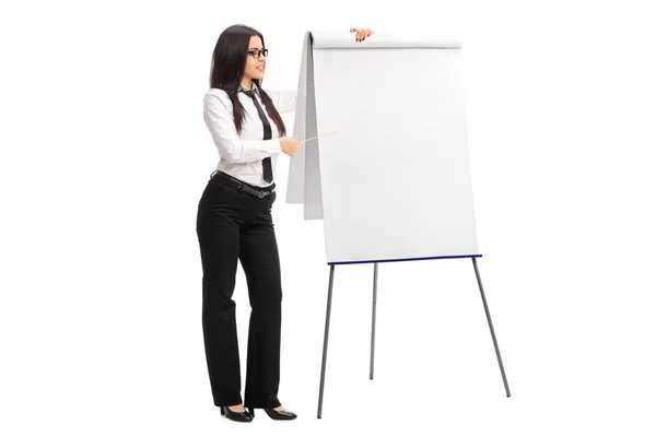 Kvinnlig anställd pekar på en presentation ombord — Stockfoto