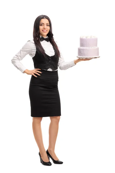 Młoda kelnerka trzyma tort — Zdjęcie stockowe