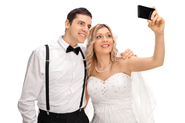 Newlywed couple taking a selfie with phone — Stock Photo, Image