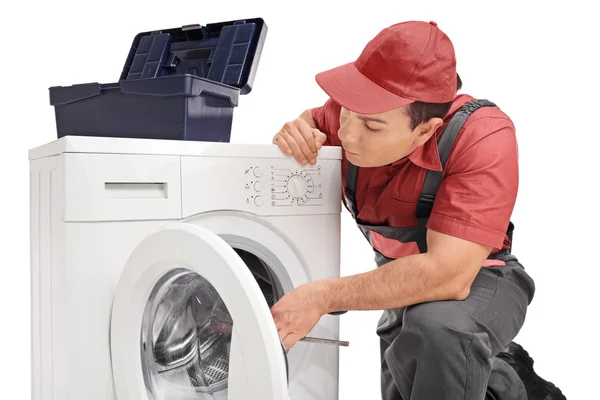 Reparateur die een wasmachine repareert — Stockfoto