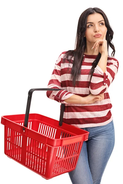 Mujer sosteniendo una cesta vacía — Foto de Stock