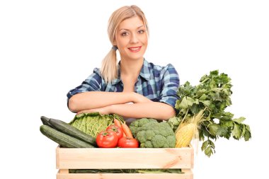 Genç kadın sebze ile poz 