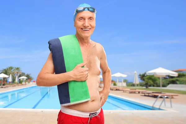 Homme âgé devant une piscine — Photo