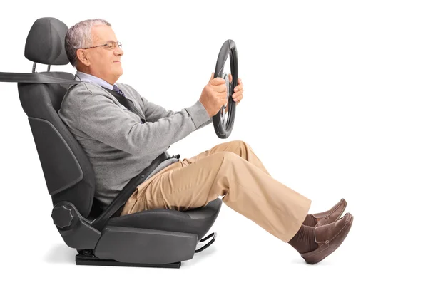 Caballero mayor conduciendo — Foto de Stock