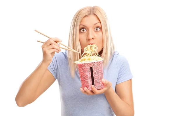 Mujer joven comiendo fideos chinos — Foto de Stock