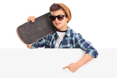 boş bir panelde işaret patenci çocuk