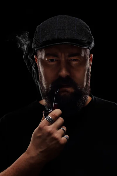 Man with a beard and a beret smoking a pipe — Stock Photo, Image