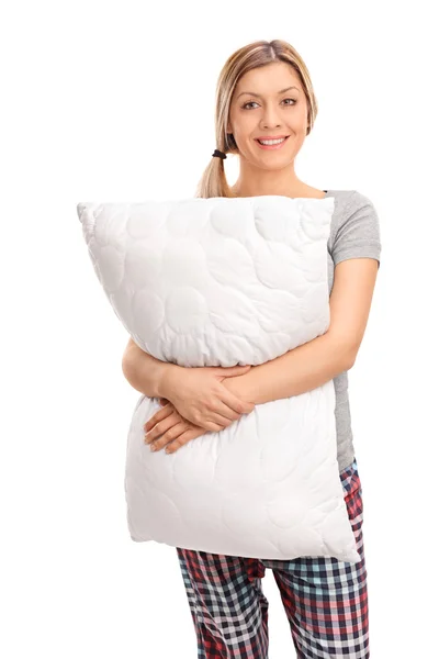Mulher loura alegre abraçando um travesseiro — Fotografia de Stock