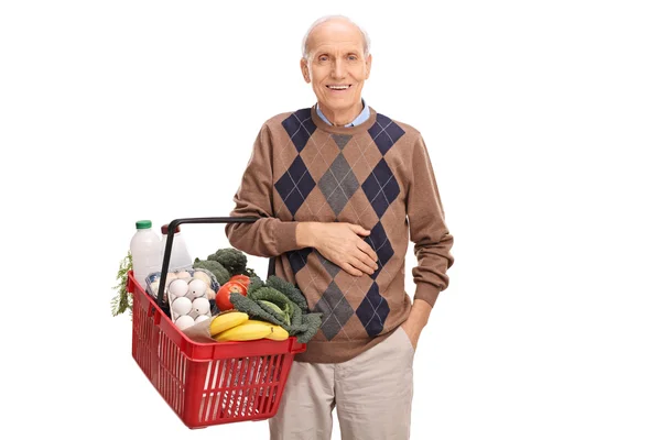 Monsieur aîné avec panier plein d'épicerie — Photo