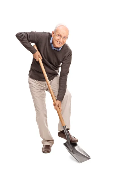 Hombre mayor cavando con una pala — Foto de Stock