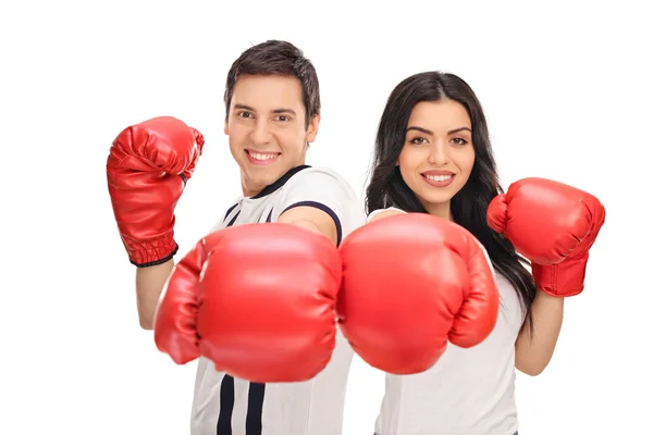 Jeune couple posant avec des gants de boxe rouge — Photo