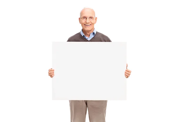 Homem sênior segurando uma placa branca — Fotografia de Stock