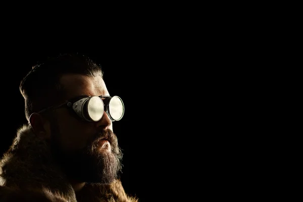 Homme avec une barbe et des lunettes noires — Photo