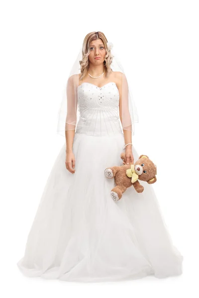 悲伤的新娘紧握着一只泰迪熊 — 图库照片
