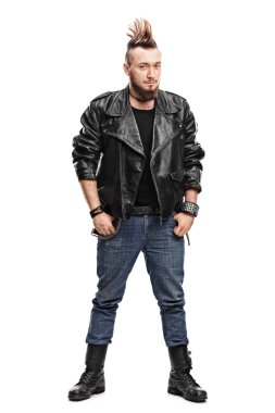 Erkek punk bir deri ceket ve bot içinde 