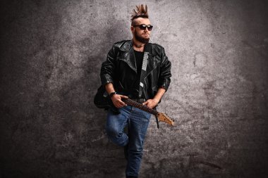 Punk rocker bir elektro gitar holding
