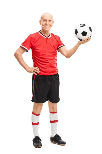 Sênior segurando uma bola de futebol e sorrindo — Fotografia de Stock