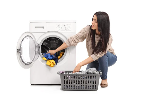 Mujer joven vaciando una lavadora —  Fotos de Stock