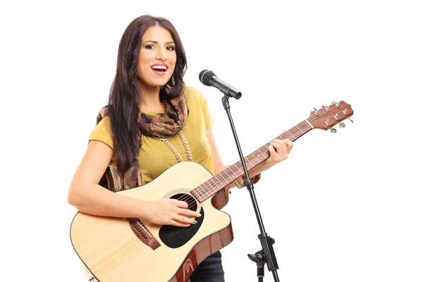 Assinante feminina tocando na guitarra acústica — Fotografia de Stock