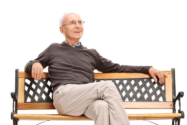 Senior sitzt auf einer Holzbank — Stockfoto