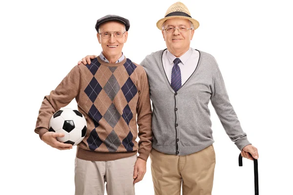 Hombre mayor con el fútbol posando con un amigo — Foto de Stock