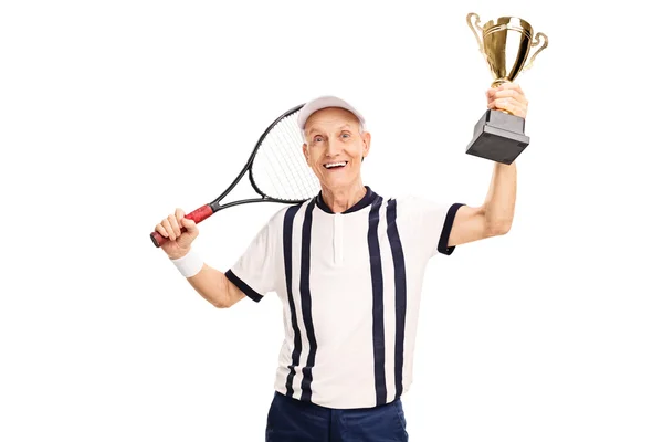 Tenista sénior sosteniendo un trofeo — Foto de Stock