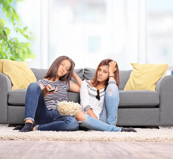 Twee vervelen tienermeisjes Tv kijken — Stockfoto