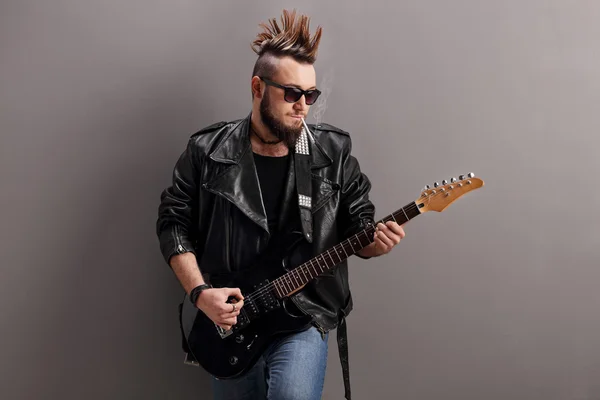 Punk rocker tocando guitarra elétrica — Fotografia de Stock