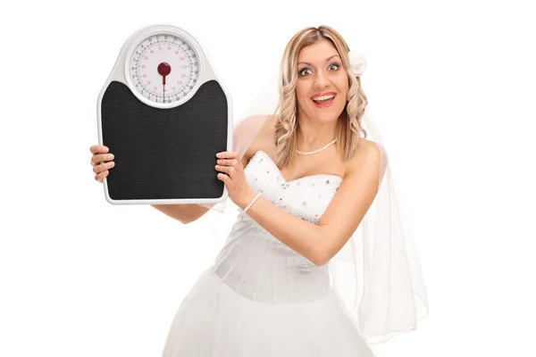 Noiva alegre segurando uma balança de peso — Fotografia de Stock