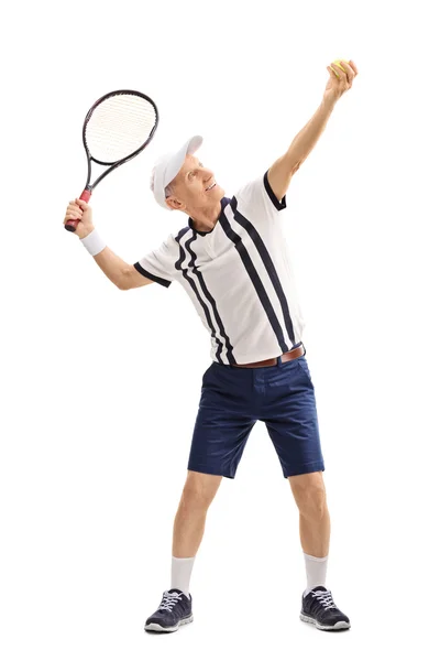 Senior Tennisspieler bereitet sich auf den Aufschlag vor — Stockfoto