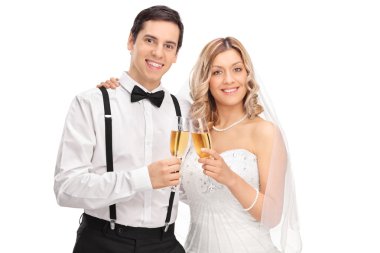 Yeni evli çift bardak şarap holding