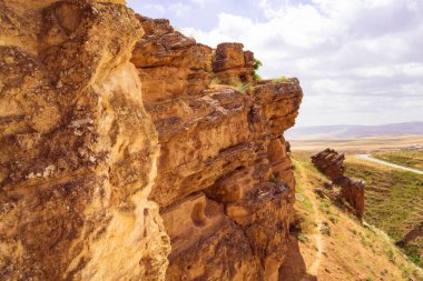Taş gökyüzüne karşı kayalar