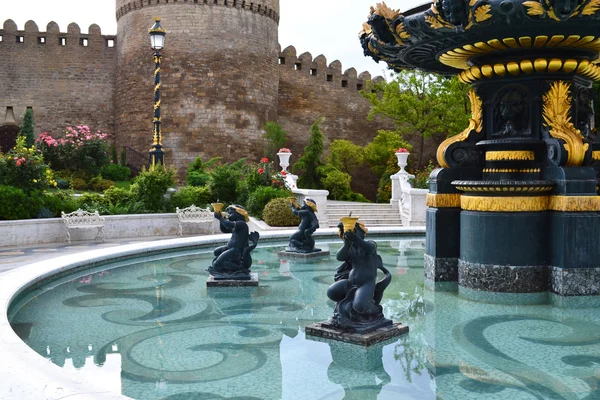 Piscina perto do castelo — Fotografia de Stock