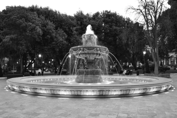 Brunnen im klassischen Stil — Stockfoto