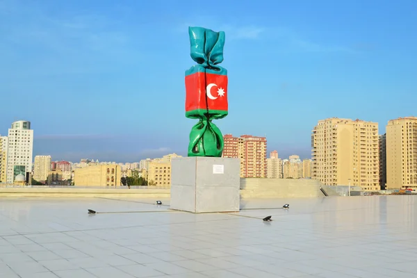 Haydar Aliyev Center'da Azerbaycan bayrağı heykel — Stok fotoğraf