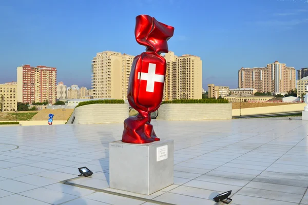 Скульптура прапор Швейцарії в центрі Гейдар Алієв — стокове фото
