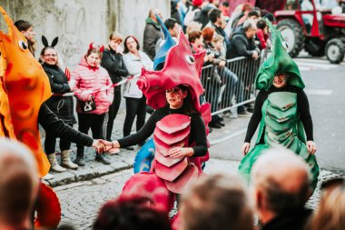 Ptuj, Slovenya - 3 Mart 2019. Geleneksel karnaval kurentovanje geleneksel figürlerle Cumartesi günü Shrove 'da. Uluslararası geçit töreni geçidi.