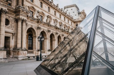 PARIS, FRANCE - 29 Ocak 2020 Louvre Müzesi 'ndeki Louvre binasının görüntüsü. Müze dünya çapında en büyük ve en çok ziyaret edilen müzelerden biridir..
